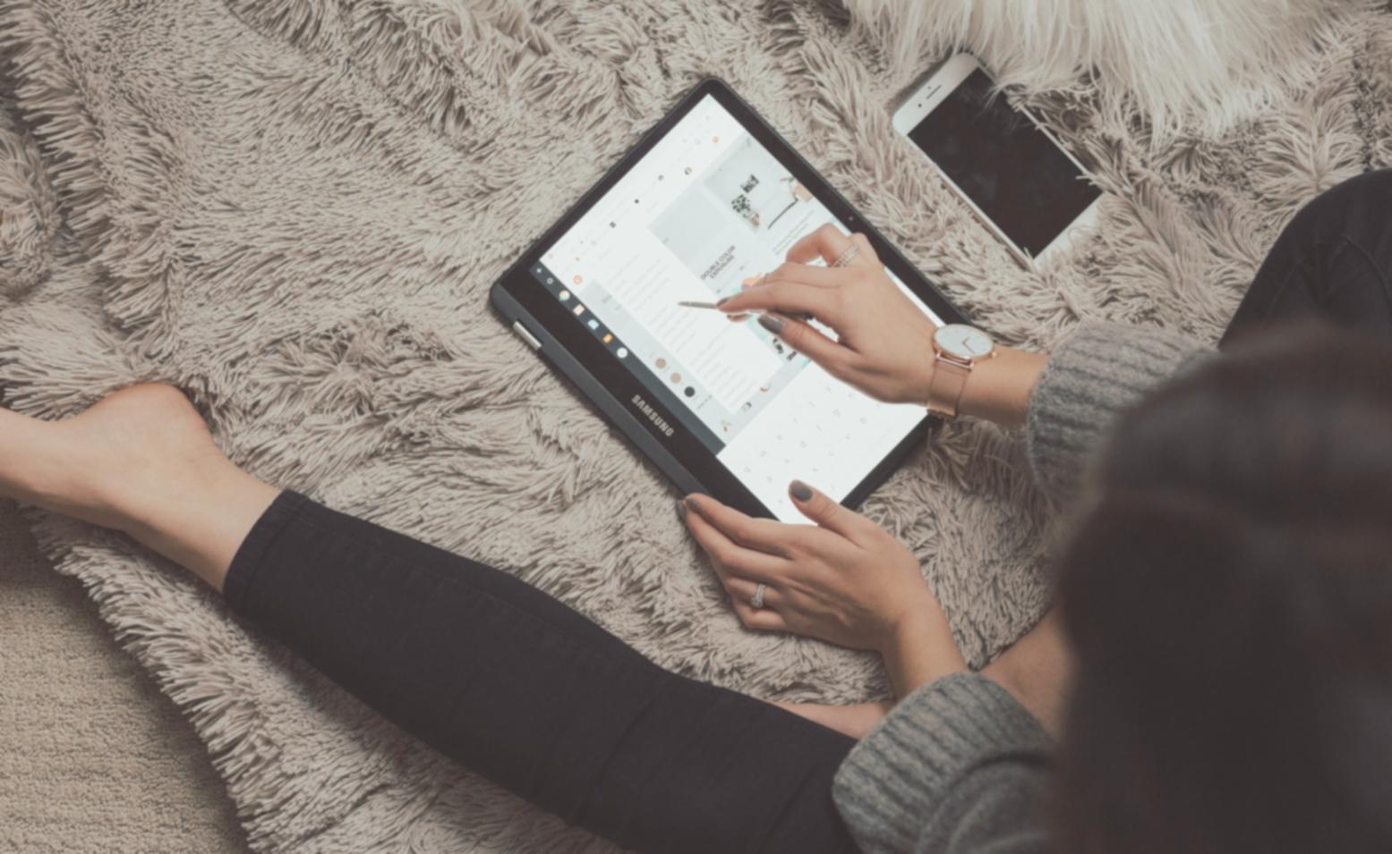 Finanzanalysten arbeiten an Szenario-Modellen mit Datenvisualisierung